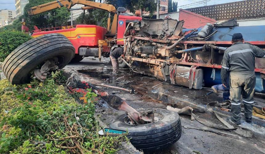 Tránsito dice que la vagoneta fue la que provocó el choque con una cisterna que dejó a los conductores heridos