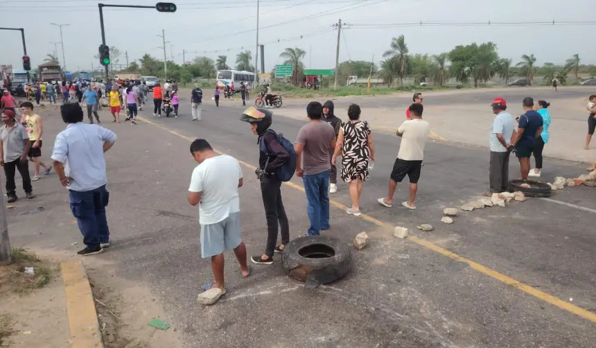 Instalan bloqueo por combustible en la vía que conecta a Warnes con Santa Cruz de la Sierra 