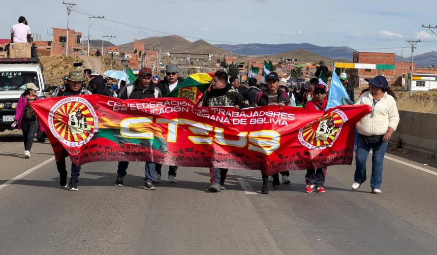 Maestros inician marcha desde Calamarca hacia la sede de Gobierno por incremento salarial y otros pedidos