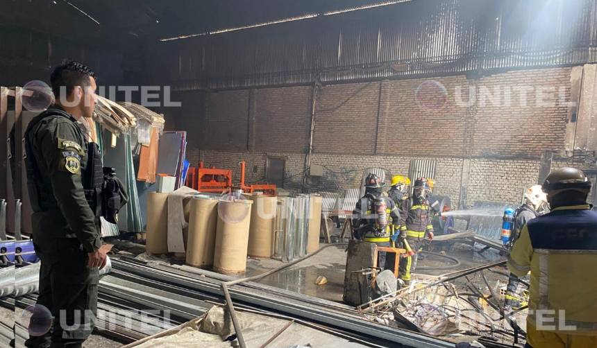 Incendio afecta galpón en Tiquipaya