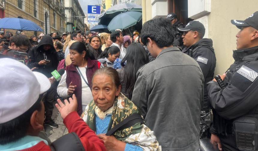 Largas filas y protestas en el Sereci de La Paz: padres de familia buscan certificados para inscripciones escolares