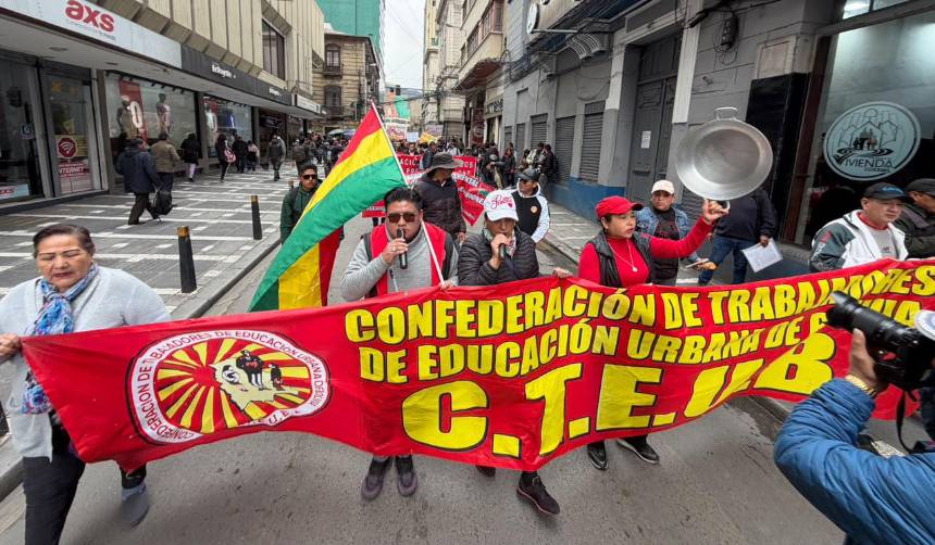 Maestros marchan por incremento salarial y contra la crisis económica en medio del Estado de excepción 