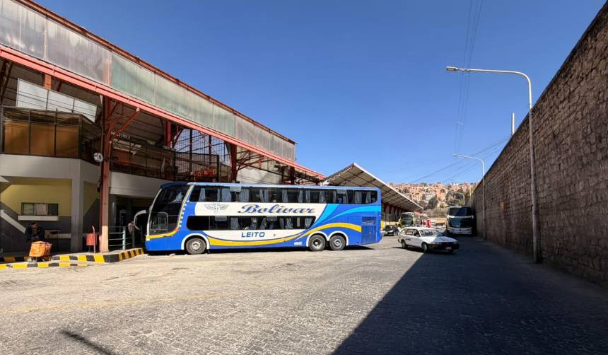 Alta afluencia de viajeros y pocos buses habilitados, así afecta la situación del diésel a empresas y pasajeros en La Paz