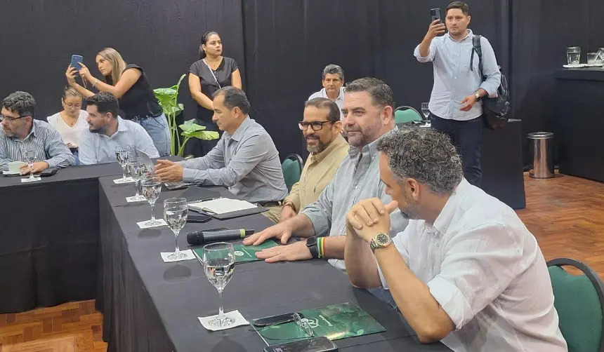 Sector agropecuario se reúne con el gobernador Luis Fernando Camacho en Santa Cruz