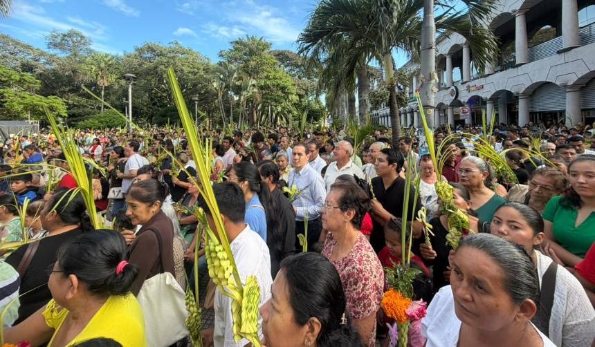 Domingo de Ramos: Miles de fieles llegan con palmas a los templos del país; el presidente se suma a los actos en La Paz