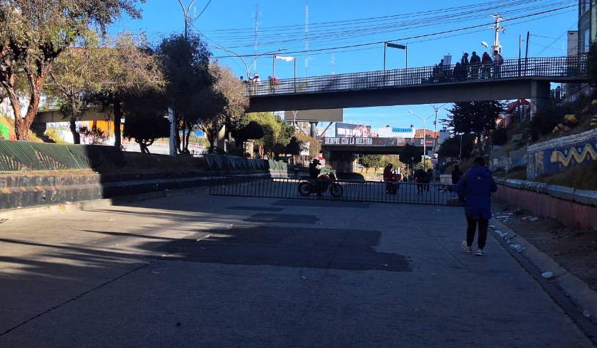 Bloqueos: cierran los accesos al aeropuerto de El Alto y viajeros recorren varios kilómetros con maletas
