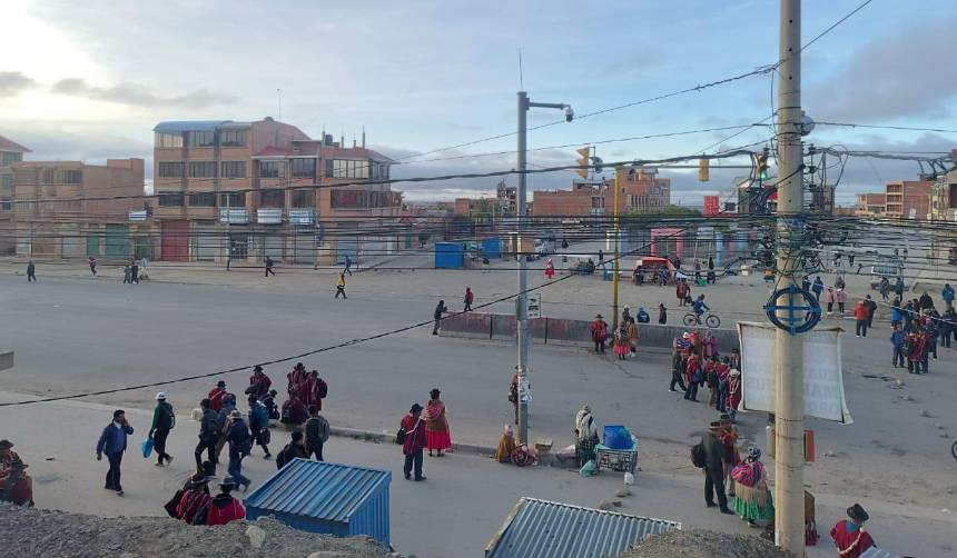Bolivia amanece este jueves con 20 puntos de bloqueos en carreteras por conflictos sociales