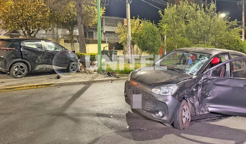 Se pasó la luz en rojo: Choque entre dos vehículos dejó heridos y daños en una jardinera