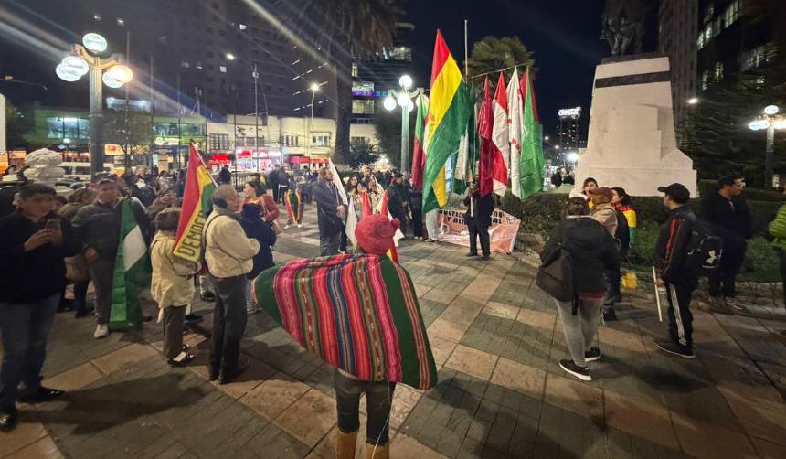 Un ‘cacerolazo’ en La Paz y una marcha de banderas blancas en El Alto pidieron el fin de los bloqueos