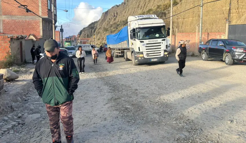 Transporte pesado rechaza los bloqueos de la COB y reporta pérdidas millonarias