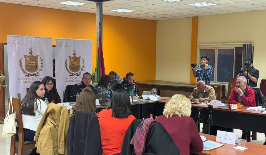 Alcalde Dockweiler y concejales se reúnen para tratar la legalidad de la directiva del Concejo de La Paz