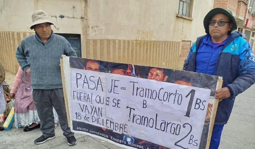 Tercer día de bloqueo de vecinos en El Alto en contra de los trameajes; piden la expulsión de un sindicato por maltratos