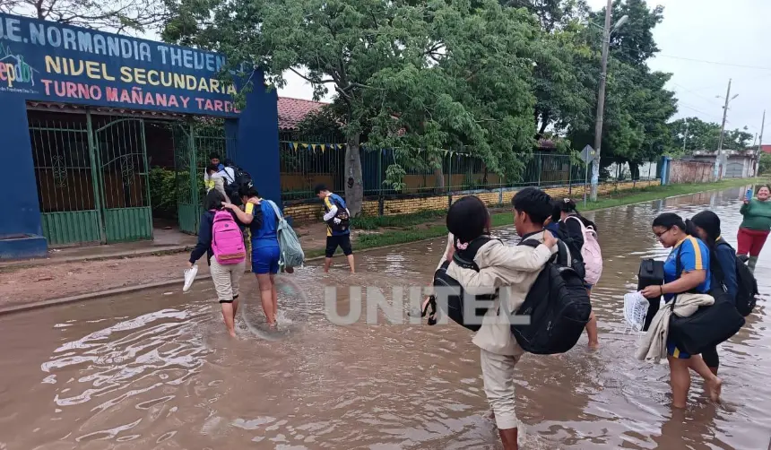 Intensas lluvias: Un colegio quedó con el ingreso inundado y en otra unidad educativa cayó parte del techo