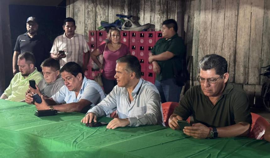 Ministro Justiniano y el gobernador de Beni se reúnen con dirigentes para levantar bloqueo en Puente San Pablo
