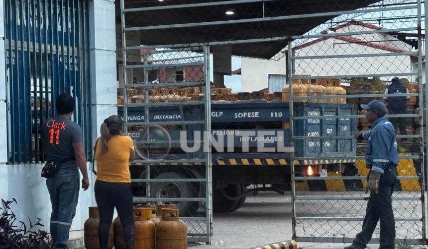 Vecinos llegan a las agencias para comprar GLP ante anuncio de paro de camioneros que llevan las garrafas a los barrios