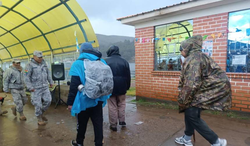 “Hay que tener mucha fe”: Peregrinos continúan caminata a Copacabana pese a intensa lluvia en Semana Santa 
