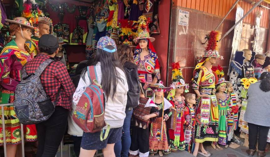 Artesanos de La Paz reportan alza en el flete de trajes folclóricos por el incremento del dólar y el diésel 