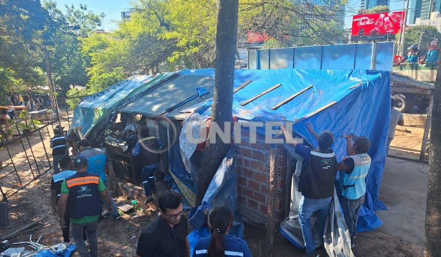 Desalojan dos familias en el Cordón Ecológico; los afectados dicen que viven 40 años en el lugar