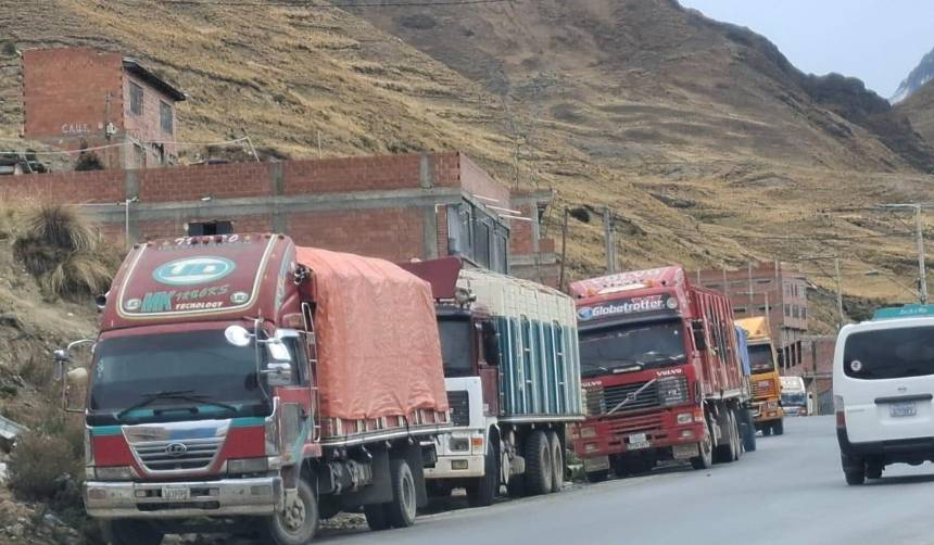 “La fila está larga”: Agricultores y transportistas piden mayor distribución de diésel en el área rural de La Paz 