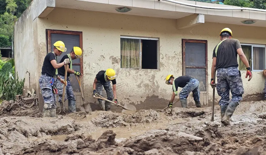 Defensa Civil reporta tres departamentos en alerta roja por intensas lluvias, desbordes e inundaciones
