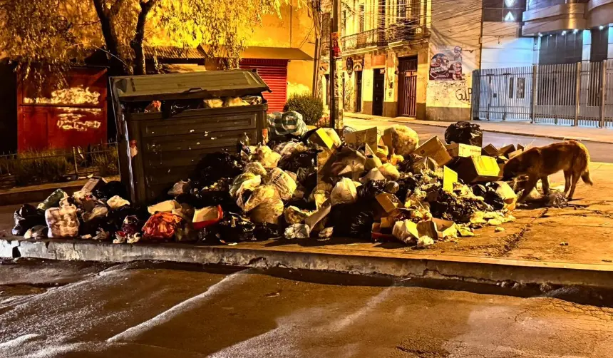 Conflicto en el relleno de La Paz: Trabajadores mantienen el bloqueo en Sak’a Churu y la basura se acumula en las calles