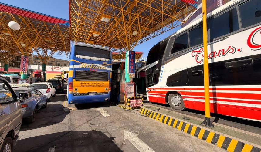 “Estamos tres días en la fila”: Transportistas denuncian que duermen en sus vehículos a la espera de diésel