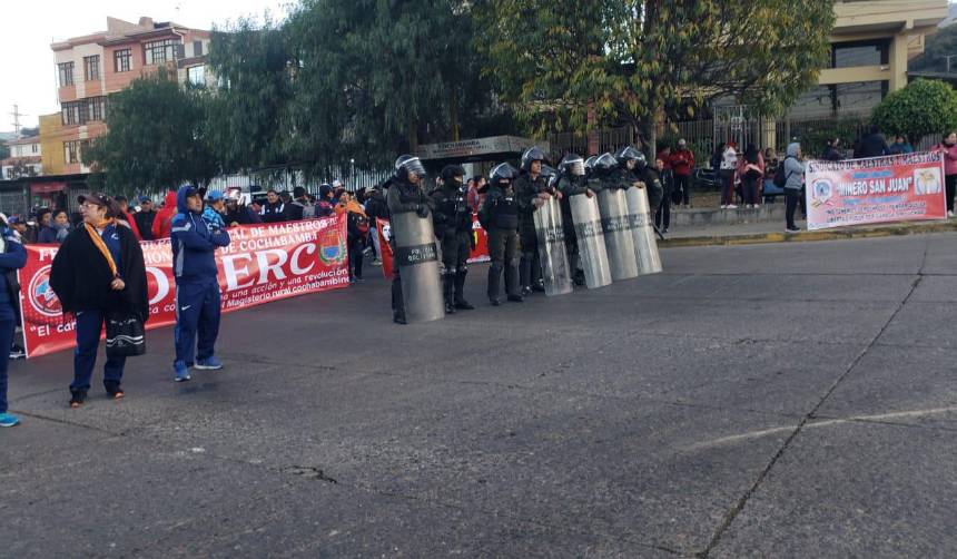 Maestros rurales presionan al Gobierno con tres bloqueos en Cochabamba 