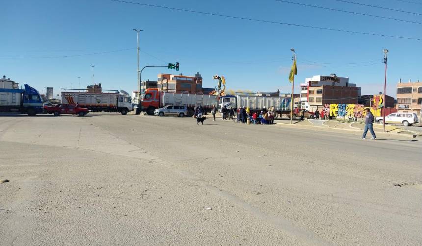 Restringen los viajes desde Cochabamba a Oruro debido al bloqueo de transportistas