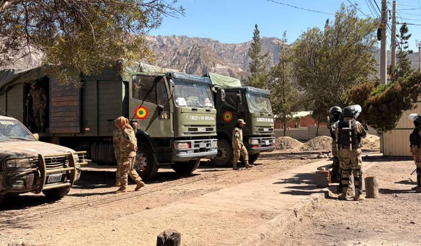 Militares y policías mantienen resguardo en Mecapaca para garantizar la salida de alimentos hacia La Paz
