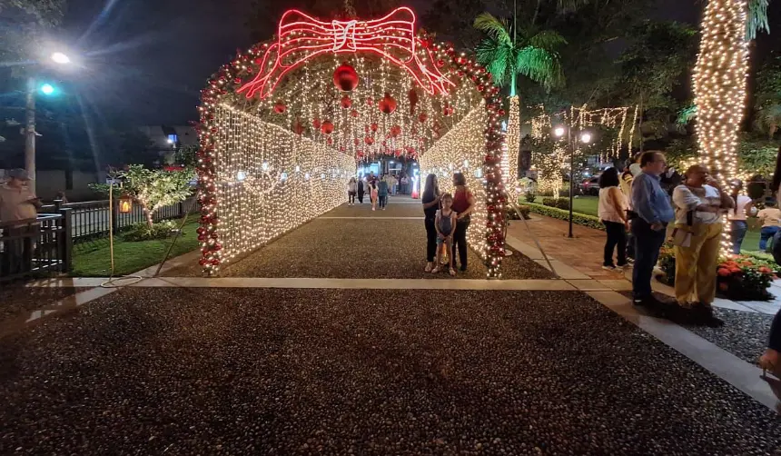 Santa Cruz: Se inauguró el Paseo de las Luces en la plazuela de la CRE 