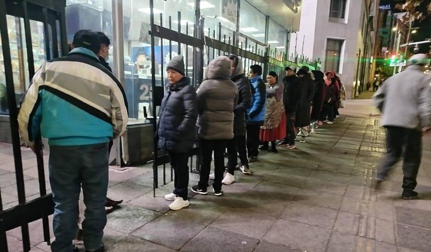 Búsqueda de aceite vegetal se agudiza en La Paz y Cochabamba; la gente hace fila en Emapa donde se raciona la venta del producto
