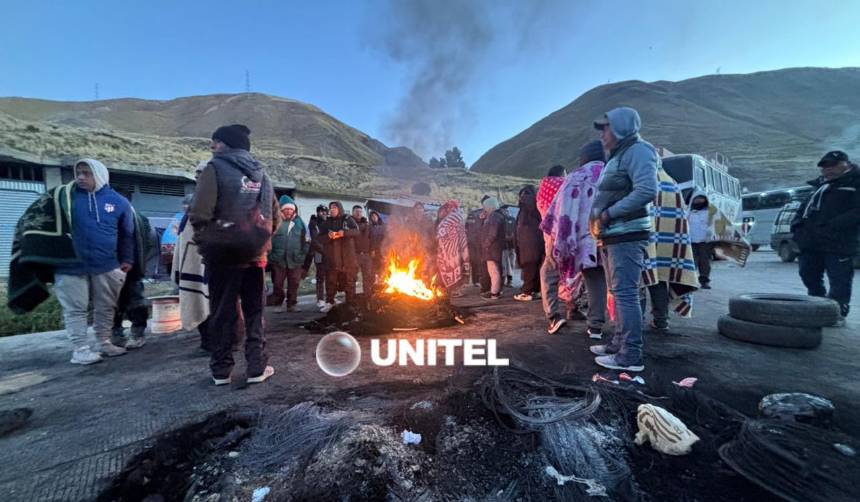 Siguen bloqueos este lunes en los Yungas, Caranavi y la ruta al norte paceño pese al envío de combustible y maquinaria