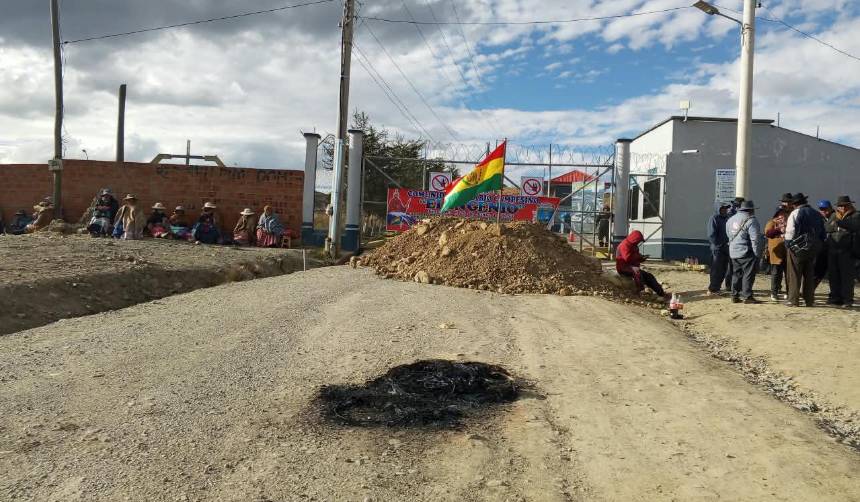 Bloqueo impide ingreso de camiones al relleno sanitario de Villa Ingenio; comunarios exigen mayor presupuesto 