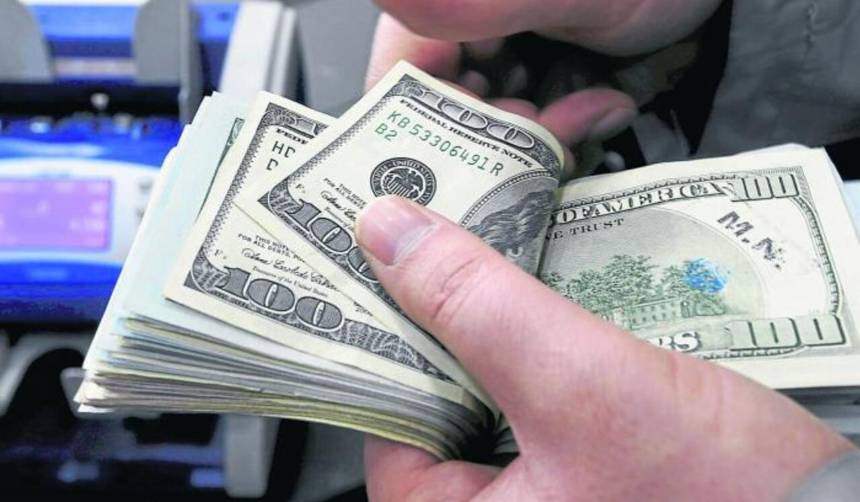 Un nuevo descenso en la cotización del dólar oficial: ¿En cuánto se cotiza para este fin de semana y el lunes? 