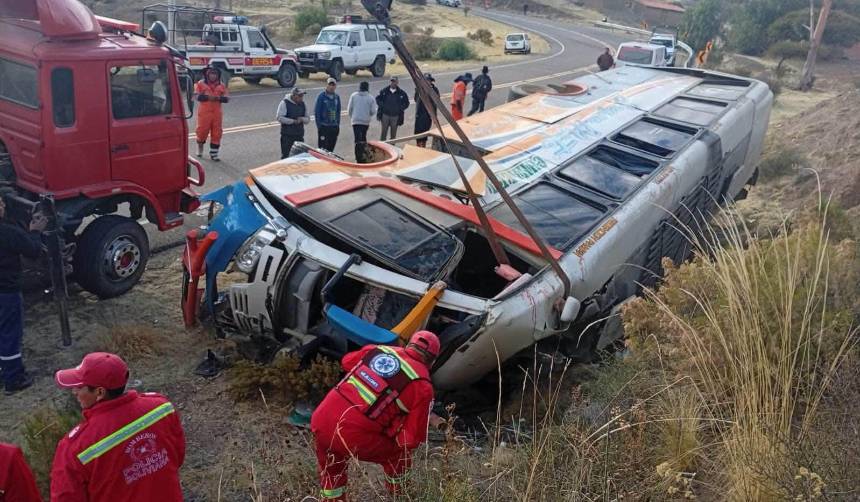 Reportan dos fallecidos y más de 20 heridos tras vuelco de bus en Chuquisaca 