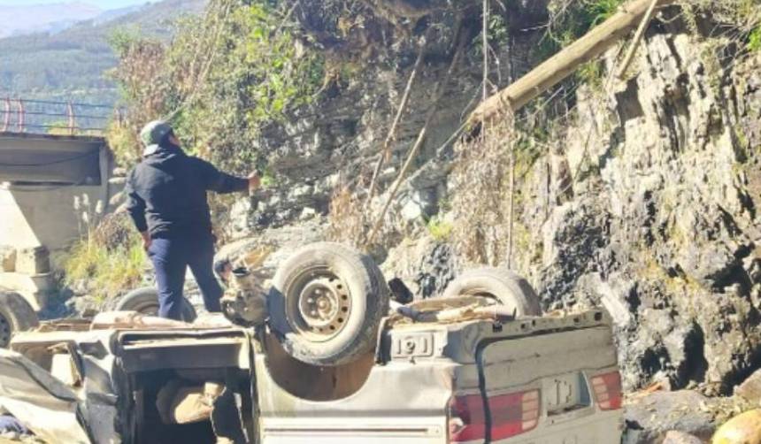 Cuatro muertos y una mujer herida tras la caída de una vagoneta a un río de La Paz