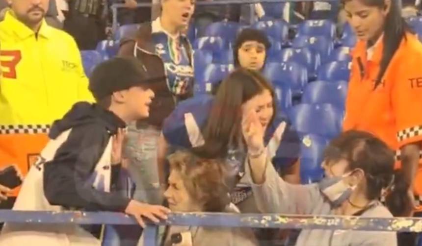 Una mujer pelea con un niño por una camiseta lanzada por un jugador de fútbol