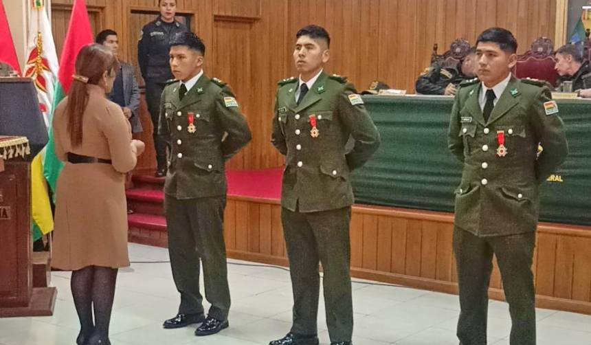 Entregan reconocimiento a tres policías que frustraron robo a una librecambista