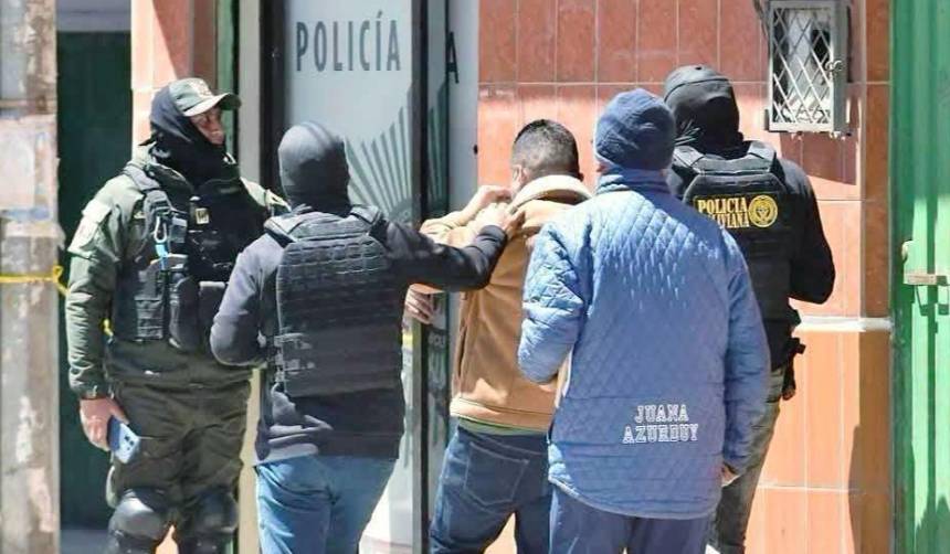 El exfiscal superior Irusta ya está en la cárcel de Patacamaya; el policía Aparicio llegó a Chonchocoro
