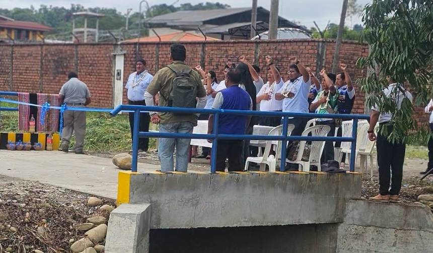 Loza participa en entrega de puente en una OTB y alcalde de Villa Tunari dice que la obra no es “muy grande”