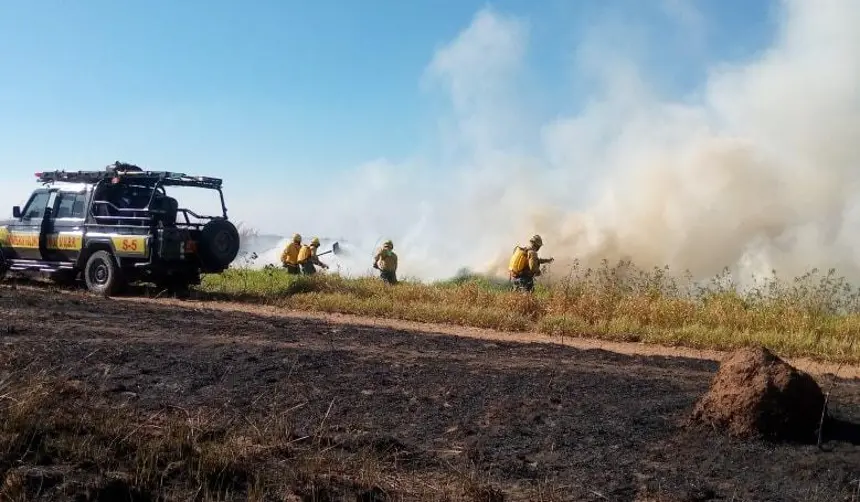 ¿Fueron provocados?: Bomberos piden investigar incendios en zonas cercanas al aeropuerto Viru Viru