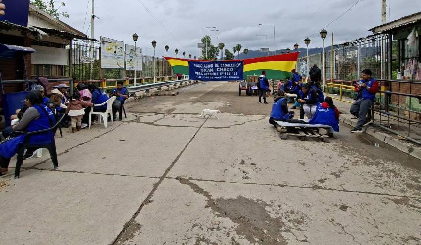 Bagalleros bloquean puente internacional con Argentina en rechazo a las “restricciones” aduaneras