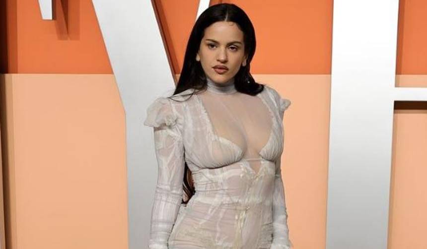 Rosalía niega ataque a Bad Bunny y aclara su comentario sobre cantar solo en español