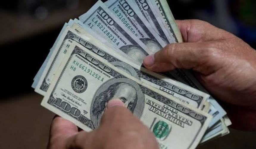 Vuelve a subir el dólar y se acerca a los Bs 12