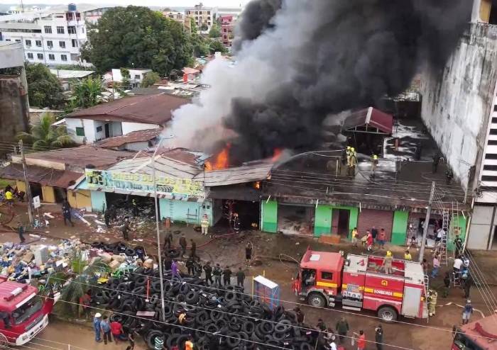 Voraz incendio en una tienda de llantas en Cobija movilizó a bomberos de Bolivia y Brasil
