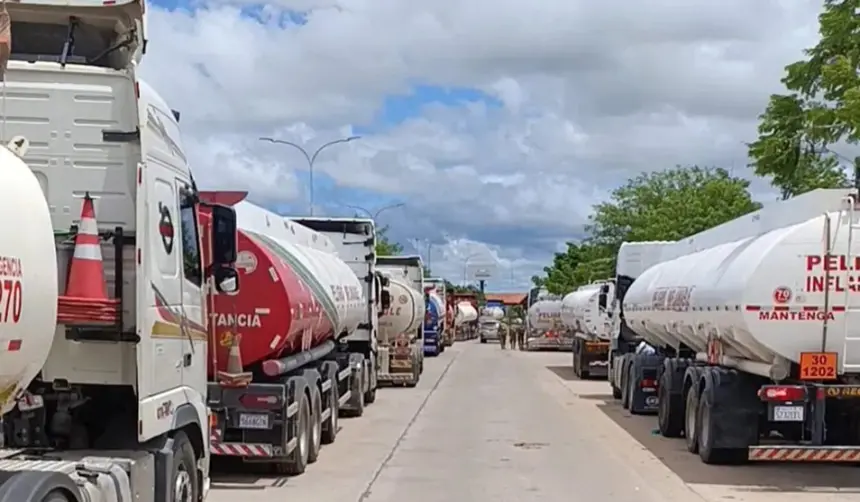 Cisterneros anuncian vigilia en la ruta Santa Cruz-Argentina y dicen que no saldrán del país para traer combustible