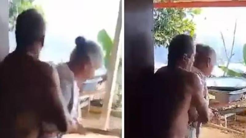 Un hombre intenta detener a su esposa para que no lo agreda