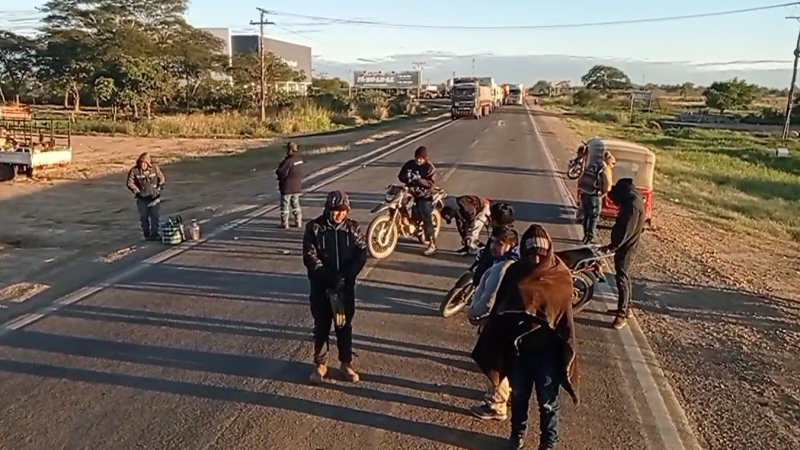 Un grupo de movilizados en la ruta hacia Trinidad.