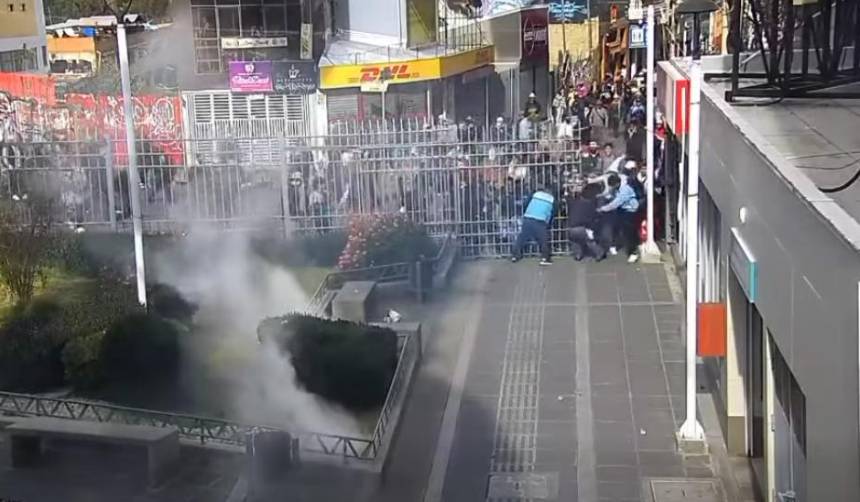 Capitán de la Policía está en terapia intensiva tras golpiza en el teleférico celeste en La Paz