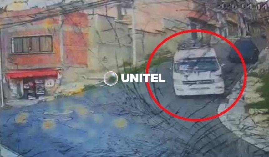 Video: A gran velocidad, así descendió el minibús accidentado en La Paz